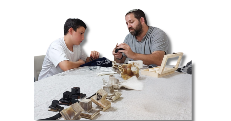 יוני סופר סת"ם בודק ומכין תפילין ומזוזות מהודרות בסטודיו JWorkShop באריאל והשומרון